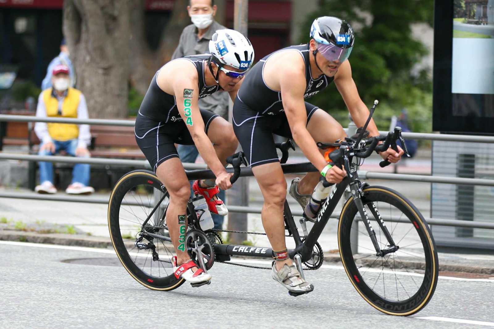 ロードレースでタンデムバイクを駆る中澤隆とガイド