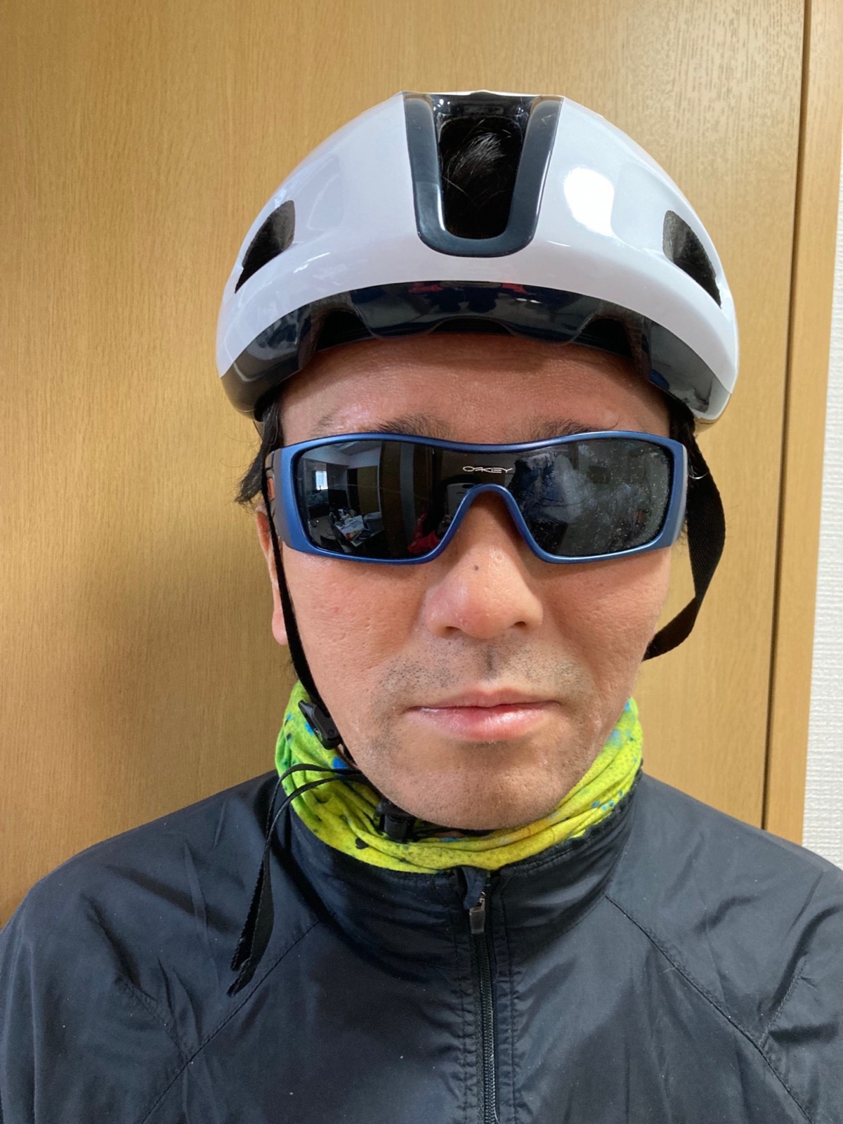 レース用ヘルメットを身につけた中澤隆のポートレート