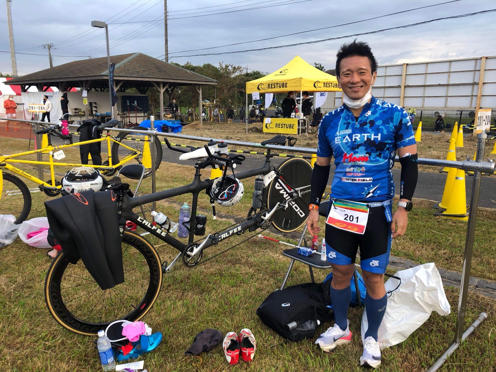 レース当日、タンデムバイクと共に笑顔の中澤隆
