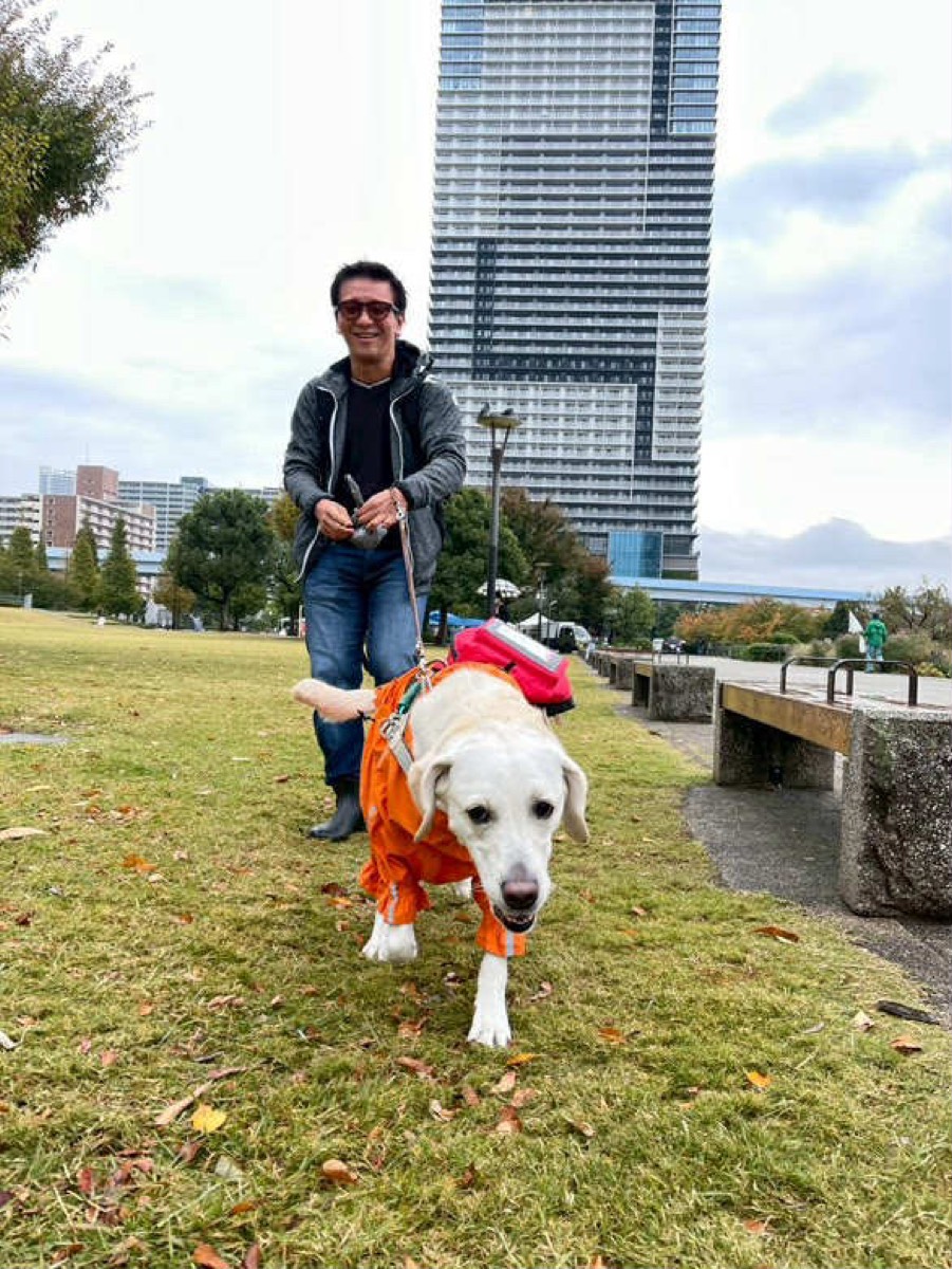 盲導犬シュクレと過ごす中澤隆