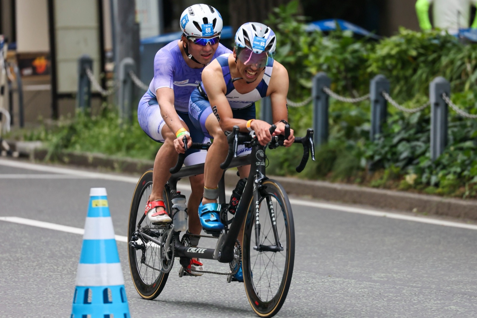 タンデム自転車でコーナーを攻める中澤隆