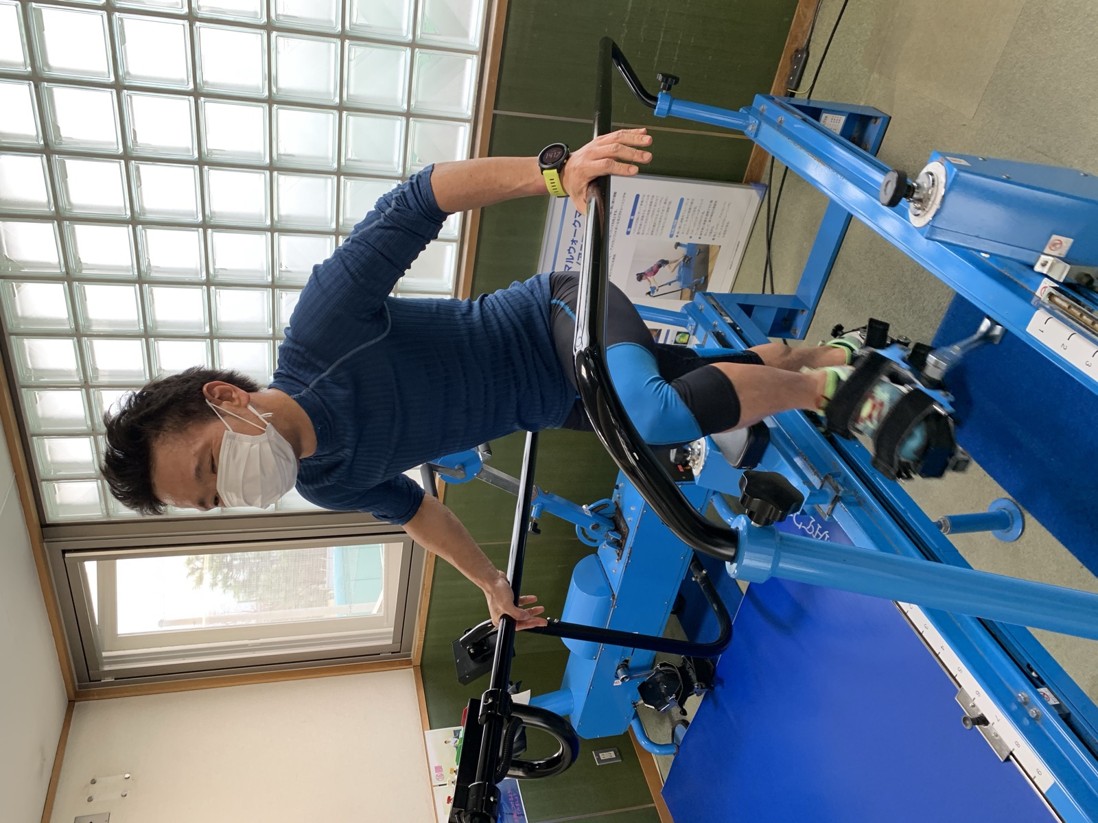 室内マシンでトレーニングする中澤隆