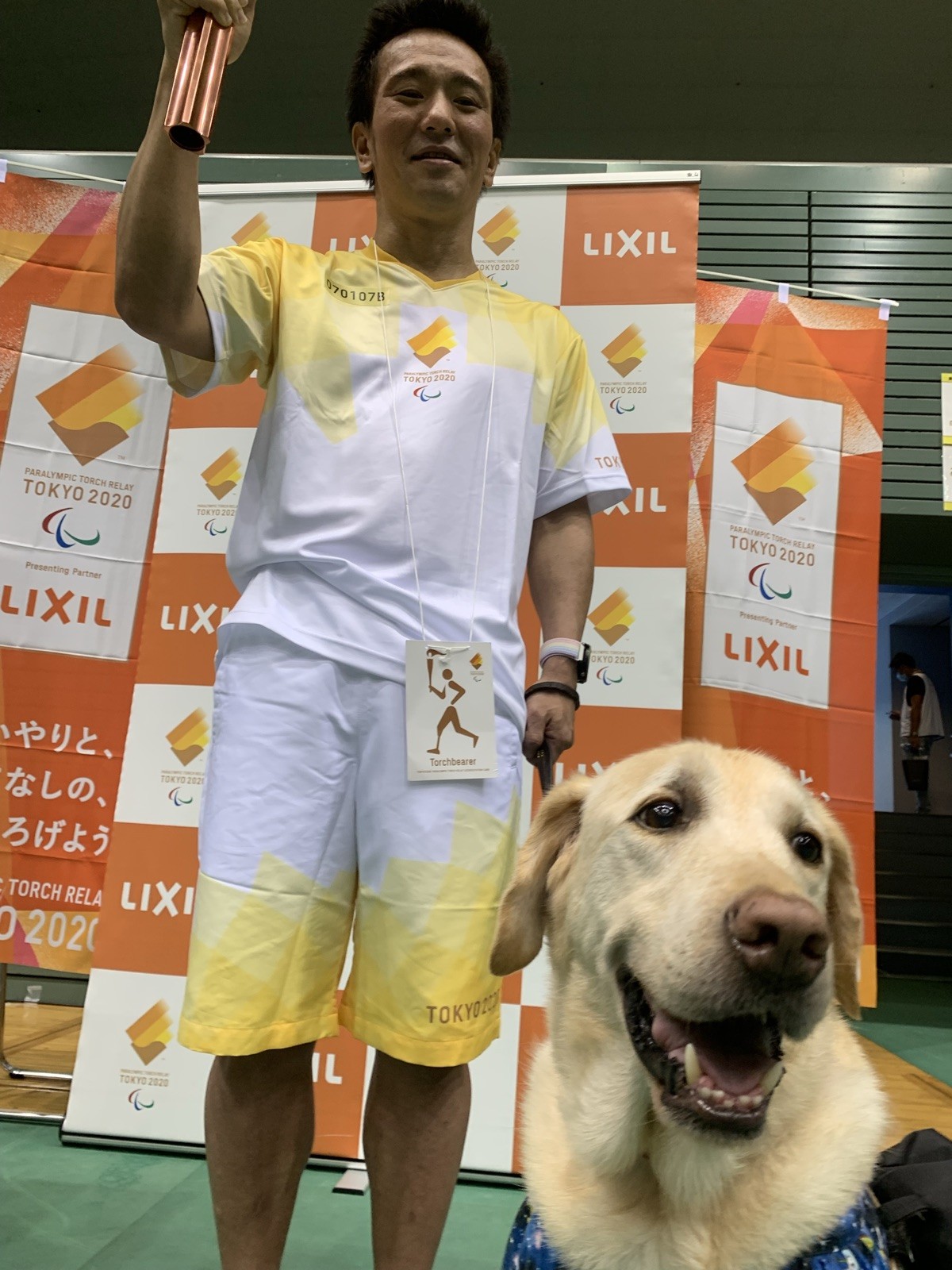 東京2020パラリンピック聖火ランナーを務めた中澤隆と盲導犬シュクレ